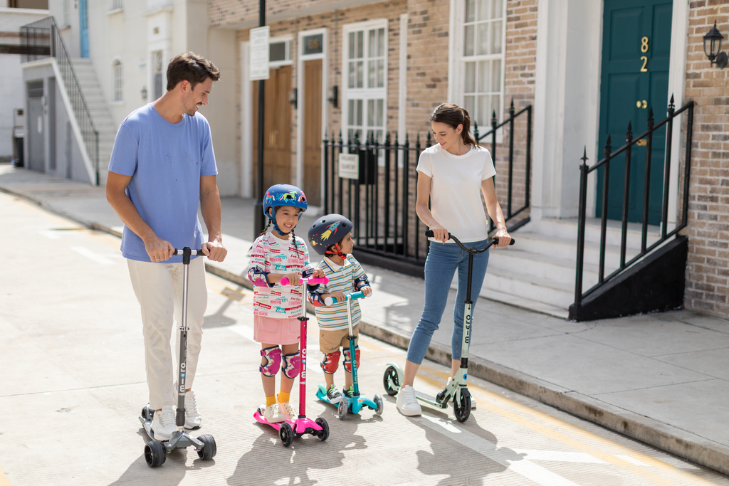 famille en trottinette micro mobility