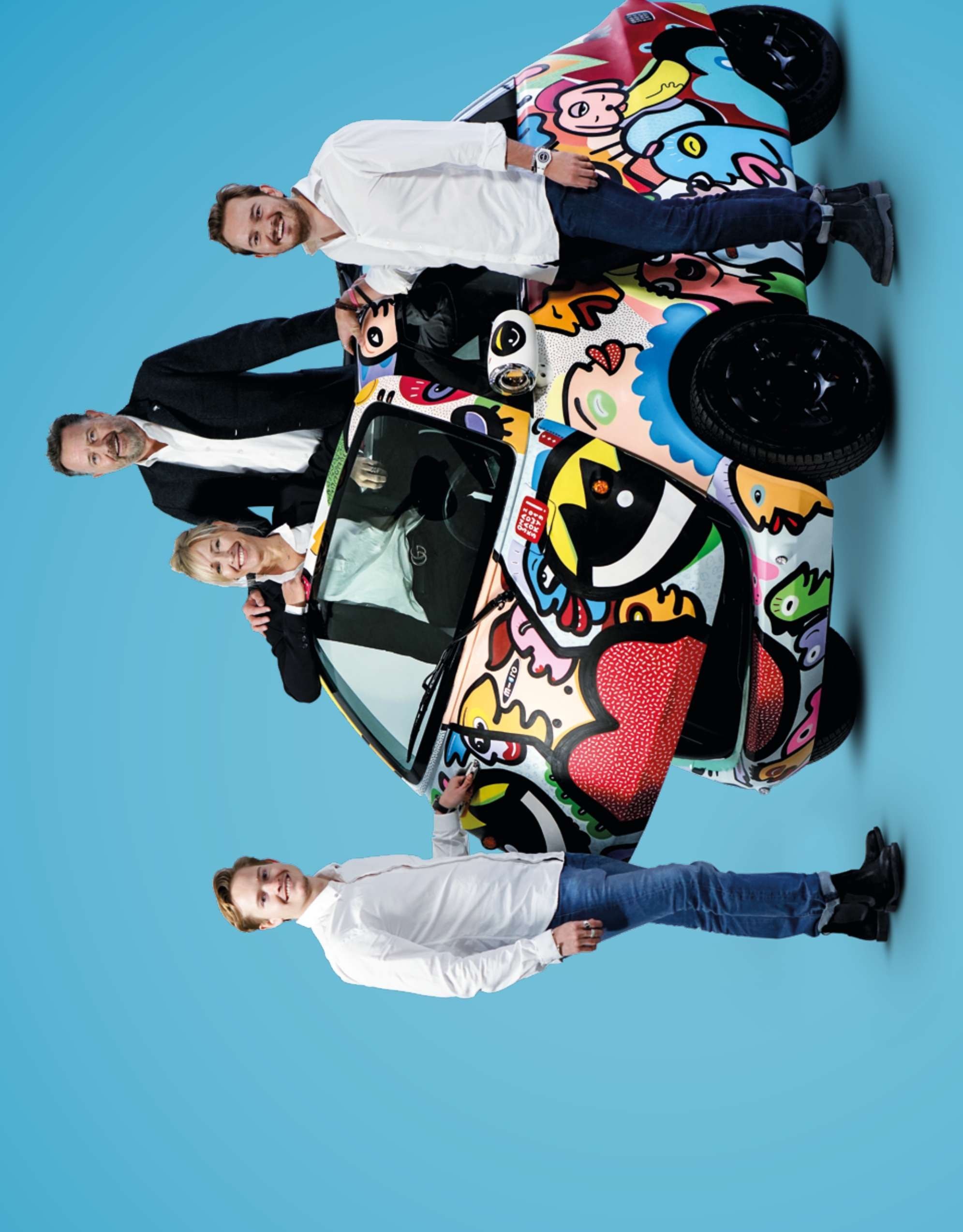 La famille fondatrice de Micro posant avec une voiture Microlino personnalisée